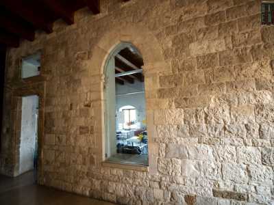 Saliamo quindi al primo piano servendoci di una rampa di scale, per ritrovarci davanti a quello che rappresentava il muro esterno della chiesa